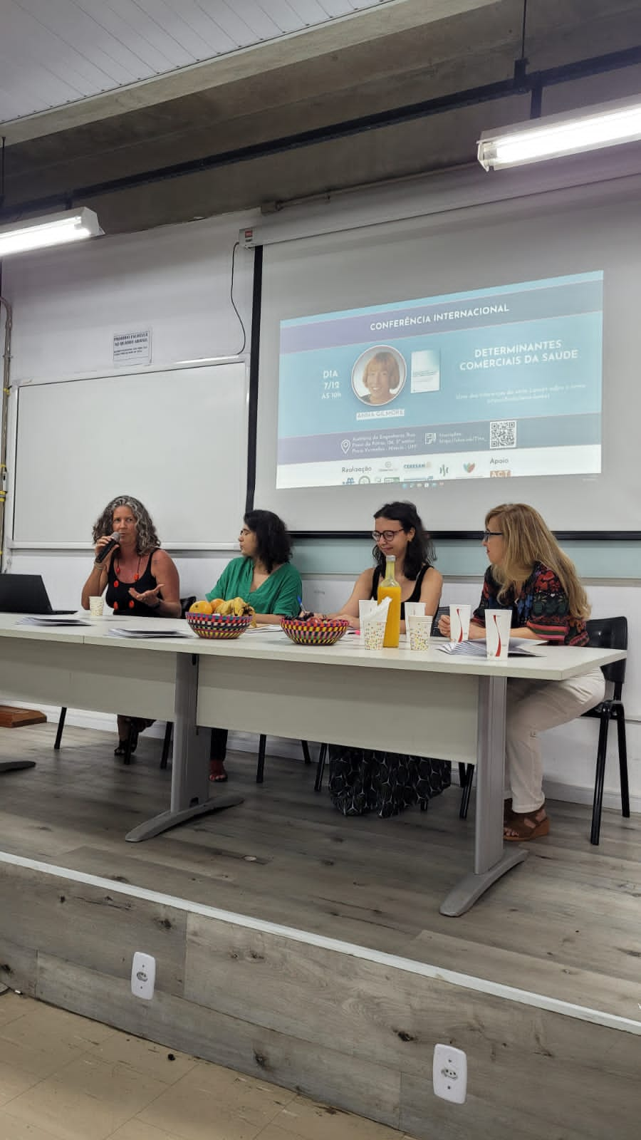 Na foto a mesa de abertura da Conferência com a presença da Paula Johns (ACT Promoção da Saúde), Daniela Canella (PPGANS-UERJ), Camila Maranha (ObservaCoI-UFF) e Luciene Burlandy (CERESAN-UFF).